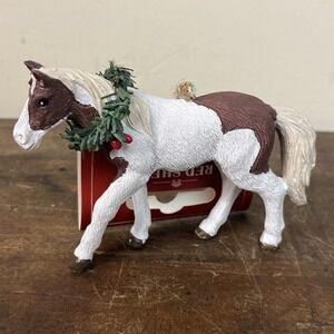 NWT Red Shed Brown And White Horse Running Ornament With Wreath Berry Necklace